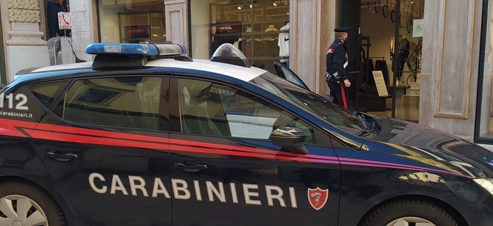 Il ladro colpisce il negozio della Nike ma ruba due scarpe sinistre: bloccato e arrestato dai carabinieri
